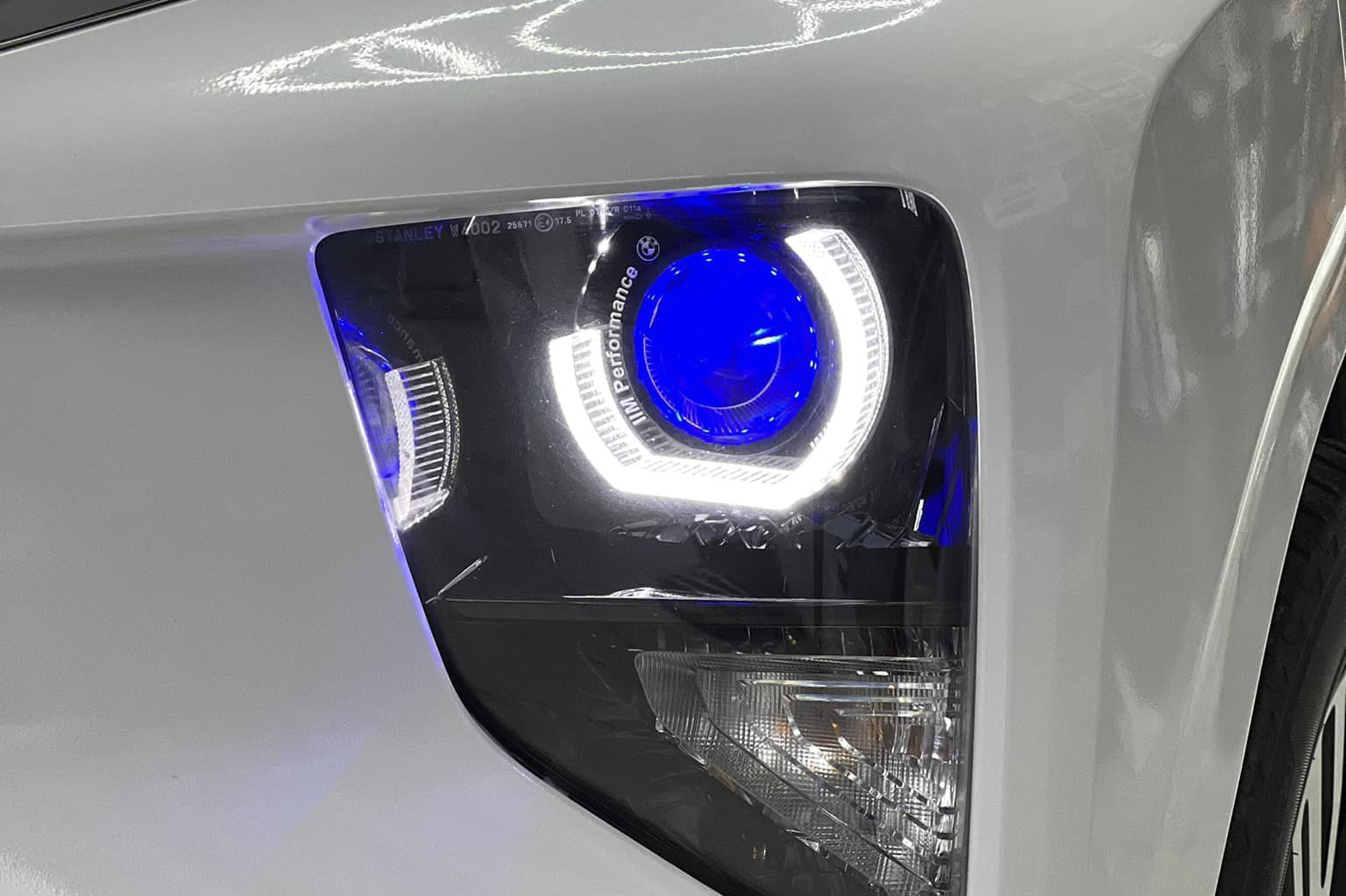 Mitsubishi Xpander độ đèn Bi LED Titan Black 2.0 và Bi gầm X-Light F10 New